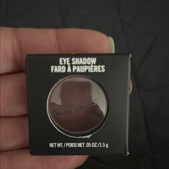MAC Eye Shadow in Sketch Velvet - Picture 2 of 2